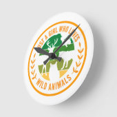 Nur ein Mädchen, das wilde Tiere Liebe Runde Wanduhr (Winkel)