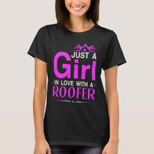 Nur ein Mädchen in Liebe mit einem Dachdeckungsver T-Shirt