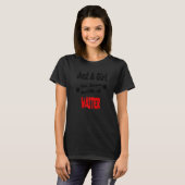Nur ein Mädchen in Liebe mit einem Kellner T-Shirt (Vorne ganz)