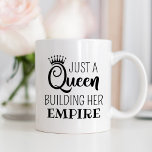 Nur ein Queen Gebäude Ihr Empire Black Zitat Kaffeetasse<br><div class="desc">Dieses fabelhafte Coffee Tasse Design für ihre Features "Just a Queen Gebäude ihr Imperium",  ein lustiges und inspirierendes Zitat,  in Schwarz. Eine Krone betont das stilvolle Typografie-Design. Ein großartiges Geschenk für einen Heimwerker,  einen kleinen Unternehmer oder Unternehmer.</div>