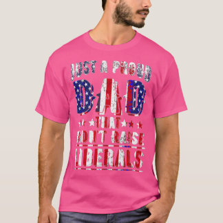 Nur ein stolzer Vater, der angestiegen ist (2) T-Shirt