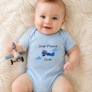 Nur ein süßes blaues Flugzeug und Wolken Luftfahrt Baby Strampler