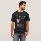 Nur ein Texas-Mädchen in einer Arkansas-Welt T-Shirt (Vorne ganz)