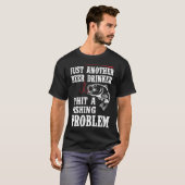 Nur ein weiterer Biertrinker, mit einem Angelprobl T-Shirt (Vorne ganz)