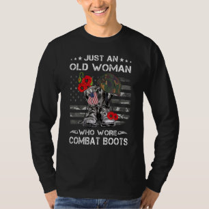 Nur eine alte Frau, die Kampfstiefel trug T-Shirt