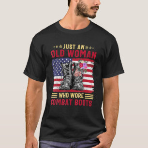 Nur eine alte Frau, die Kampfstiefel trug T-Shirt