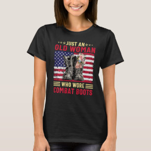 Nur eine alte Frau, die Kampfstiefel trug T-Shirt
