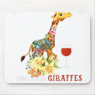 Nur eine Frau, die Giraffen Liebe und Wein trinkt. Mousepad