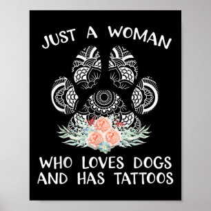 Nur eine Frau, die Hunde Liebe und Tattoos hat Poster