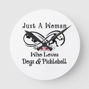 nur eine Frau, die Hunde und Pickleball liebt Runde Wanduhr