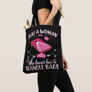 Nur eine Frau, die weiß, wie man mit Taschen Cornh