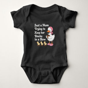 Nur eine Mutter, die versucht, ihre Enten in einer Baby Strampler
