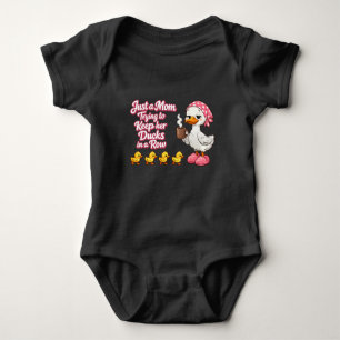 Nur eine Mutter, die versucht, ihre Enten in einer Baby Strampler