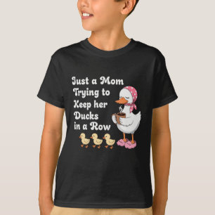 Nur eine Mutter, die versucht, ihre Enten in einer T-Shirt