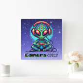 Nur Gamer | Pixel Art Alien Quadratische Wanduhr (Zuhause)