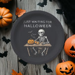 "Nur Gewartet für Halloween Paper Teller | Funny<br><div class="desc">Fügen Sie Ihren Halloween-Ansammlungen eine Touch lustigen Spaß mit diesen "Just Warten for Halloween" Paper Tellern hinzu. Mit einem humorvollen Skelettdesign sind diese Teller ideal, um Leckereien in Ihrem Halloween-Party zu servieren, eine lustige sommerliche GRILLEN oder jede Veranstaltung, bei der Sie gewollt haben, Ihre Liebe zu Halloween zu feiern. Diese...</div>