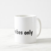 Nur gute Schwingungen Typografie-Design Kaffeetasse (VorderseiteRechts)