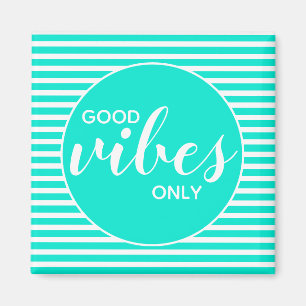 Nur gute Vibes Licht Türkis Weiße Typografie Zitat Magnet