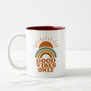 Nur gute Vibes – Retro Boho Sonnen-Regenbogen-Desi Zweifarbige Tasse