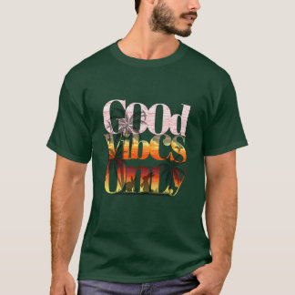 Nur gute Vibes Tropical Sunset Typografie Design T-Shirt