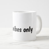 Nur gute Vibes Typografie-Design Jumbo-Tasse (Vorderseite Rechts)