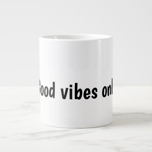 Nur gute Vibes Typografie-Design Jumbo-Tasse (Vorderseite)