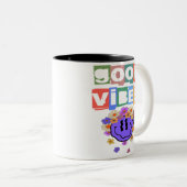 Nur gute Vibes Zweifarbige Tasse (VorderseiteRechts)