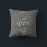Nur heiraten Chalkboard Hochzeitsringe und Glocken Kissen<br><div class="desc">"Just Married"-Chalkboard-Themenkissen für die Neuvermählten.</div>