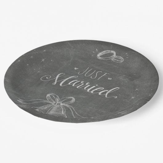 Nur heiraten Chalkboard Hochzeitsringe und Glocken Pappteller (Schrägansicht)