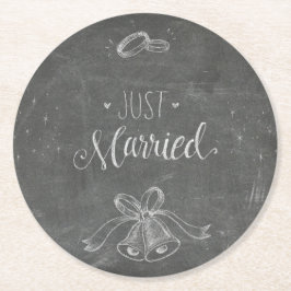 Nur heiraten Chalkboard Hochzeitsringe und Glocken Runder Pappuntersetzer
