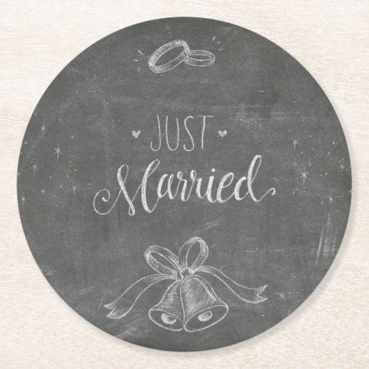 Nur heiraten Chalkboard Hochzeitsringe und Glocken Runder Pappuntersetzer (Vorderseite)