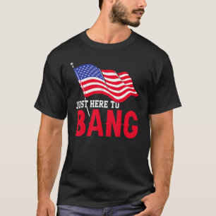 Nur hier, um die amerikanische Flagge Feuerwerk 4. T-Shirt