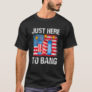Nur hier, um die amerikanische Flagge Feuerwerk 4. T-Shirt
