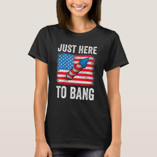 Nur hier, um die amerikanische Flagge Feuerwerk 4. T-Shirt