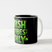 Nur Irish Vibes Zweifarbige Tasse (VorderseiteRechts)