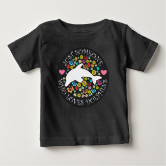 Nur jemand, der Delfine liebt Baby T-shirt