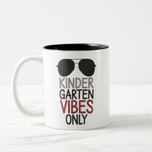 Nur Kindergarten Vibes Zurück zur Schule  Zweifarbige Tasse