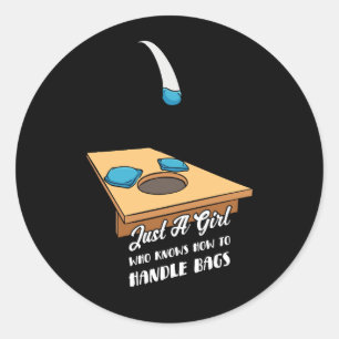 Nur Mädchen, die wissen, wie man Bags Cornhole Co. Runder Aufkleber