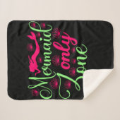 Nur Meerjungfrau-Zone in Hot Pink und Neon Green Sherpadecke (Vorderseite (Horizontal))