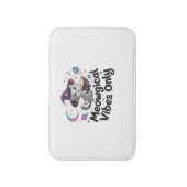 Nur Meowgical Vibes, Floating Kawaii Witch Cat Ov Badematte (Vorderseite Vertikal)