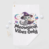 Nur Meowgical Vibes, Floating Kawaii Witch Cat Ov Golfhandtuch (Insitu)