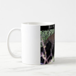 Nur mit entspanntem Leopard um die Tasse herumhäng