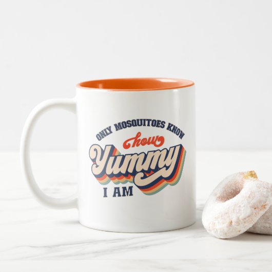 Nur Mücken wissen, wie yummy ich bin Zweifarbige Tasse (Mit Donut)