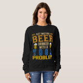 Nur noch ein Bier trinken, ein Yoga-Problem. Sweatshirt (Vorne ganz)