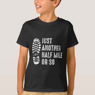 Nur noch eine halbe Meile oder so lustiges Outdoor T-Shirt