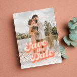 Nur Peachy Wedding speichern das Datum Save The Date<br><div class="desc">Eine Hochzeit speichern Sie das Datum mit einem benutzerdefinierten Foto und pfirsichfarbenen Retro-Stil Typografie ist eine einzigartige und stilvolle Art, Ihre bevorstehenden Nuptials zu verkünden, um Ihre Freunde und Familie. Das benutzerdefinierte Foto ist eine besondere Touch, die ein persönliches und sentimentales Element in das Design, während der pfirsichfarbene Vintage Stil...</div>