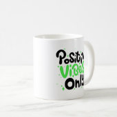 Nur "Positive Vibes", grün und schwarz Kaffeetasse (VorderseiteRechts)