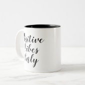 Nur positive Vibes | Inspirierend Slogan Quote Tas Zweifarbige Tasse (Vorderseite Links)