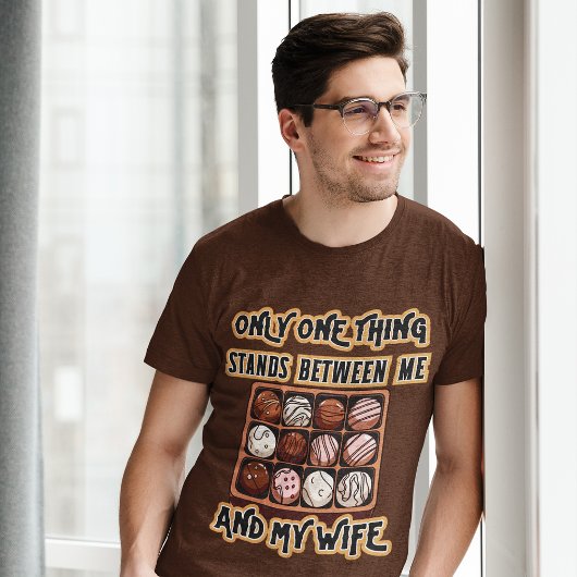 Nur Schokolade steht zwischen den lustigen, grafis T-Shirt