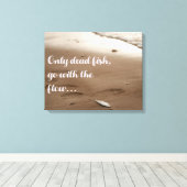 Nur tote Fische gehen mit dem Fluss | Funny Zitat Leinwanddruck (Insitu (Holzboden))